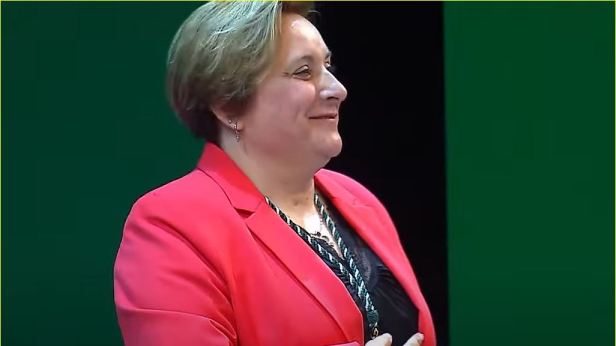 María Angeles Cayuela en Sevilla, en el momento de recibir la Medalla de Andalucía.