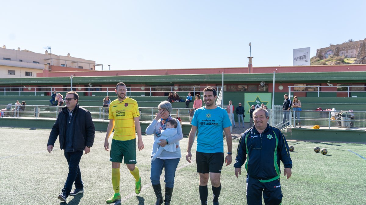 Se vivieron momentos muy emotivos en el IX Homenaje. Amalia López, viuda de Pepe Asensio, saliendo al campo.