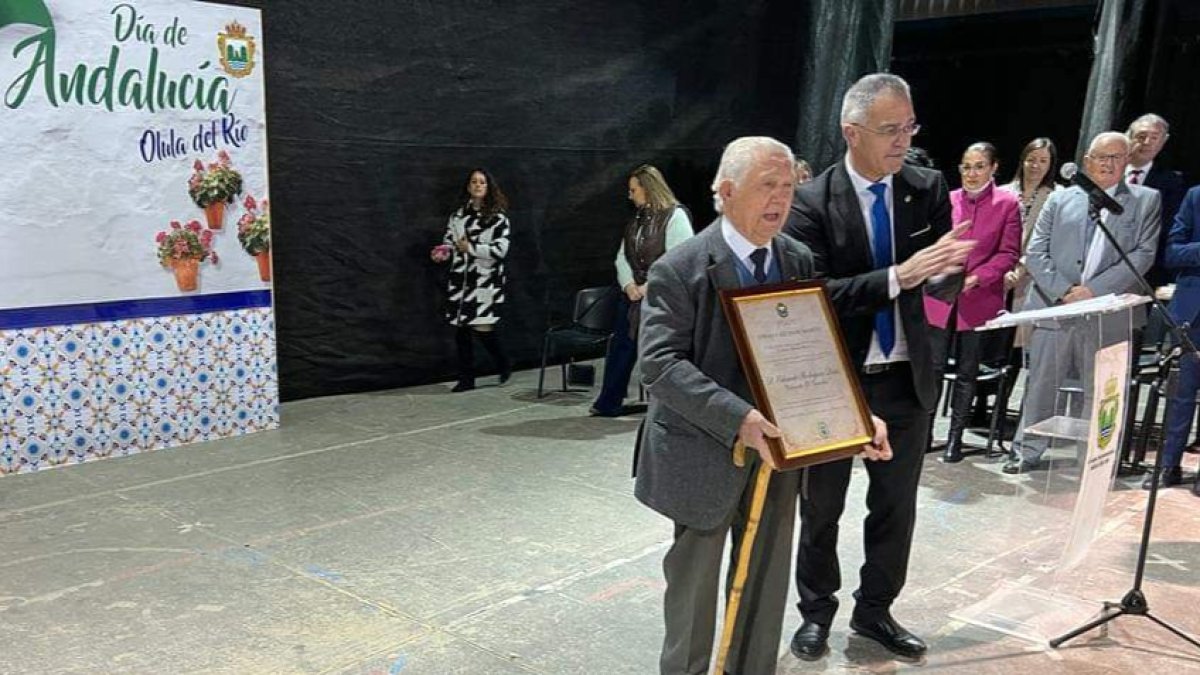 Eduardo Rodríguez junto a Antonio Martínez, alcalde de Olula del Río.