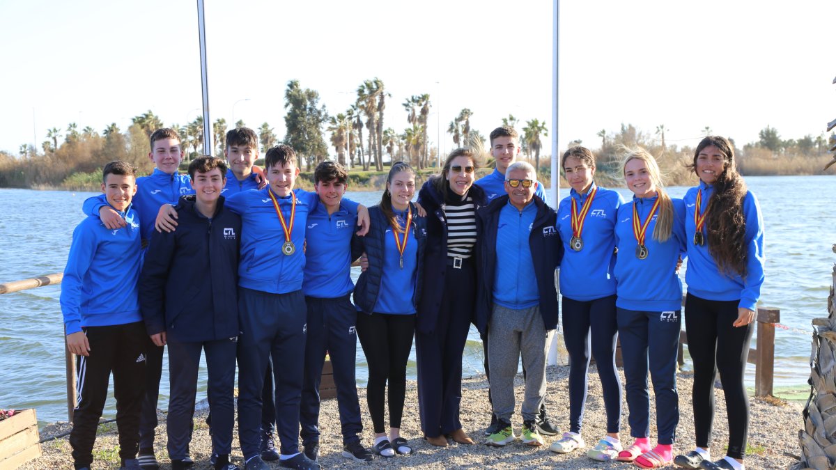 Los deportistas con la concejala de Deportes María José Martín.