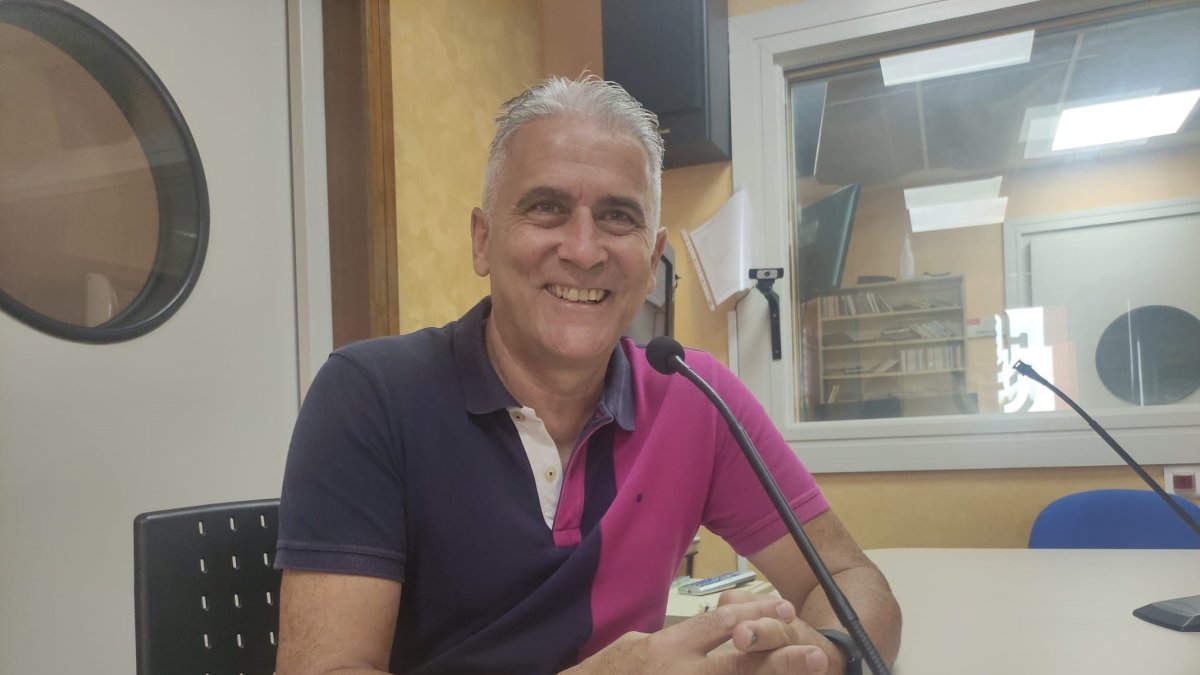 Pepe Morales en los estudios de la Cadena SER.