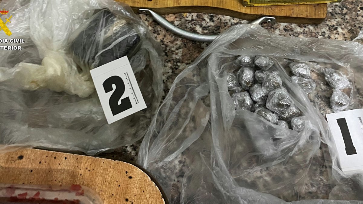 Parte de las drogas intervenidas en el local nijareño.