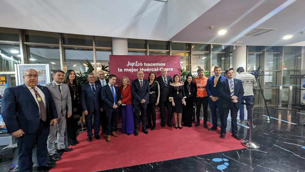 Foto de familia de las autoridades huercalenses con los premiados.