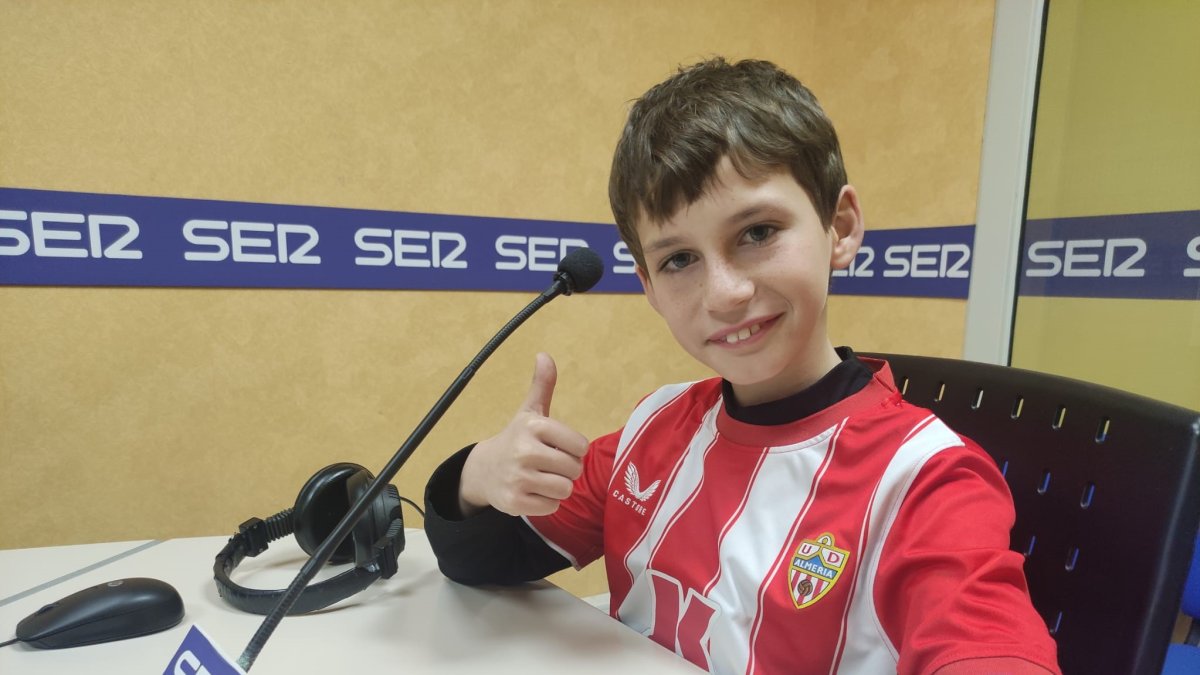 Dando el ok para que Tony Fernández comenzara el Carrusel Deportivo de la Cadena SER.