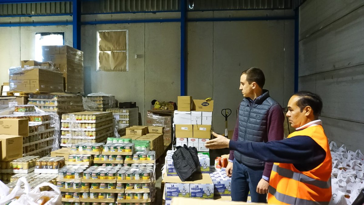 Alfonso García, alcalde de Vera visita las instalaciones del Banco de Alimentos en Vera.