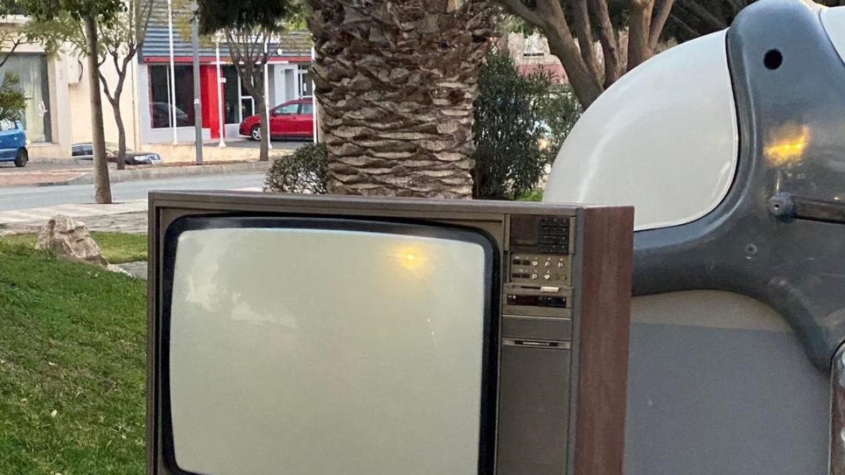 Televisor abandonado junto a los contenedores de basura en Huércal-Overa.