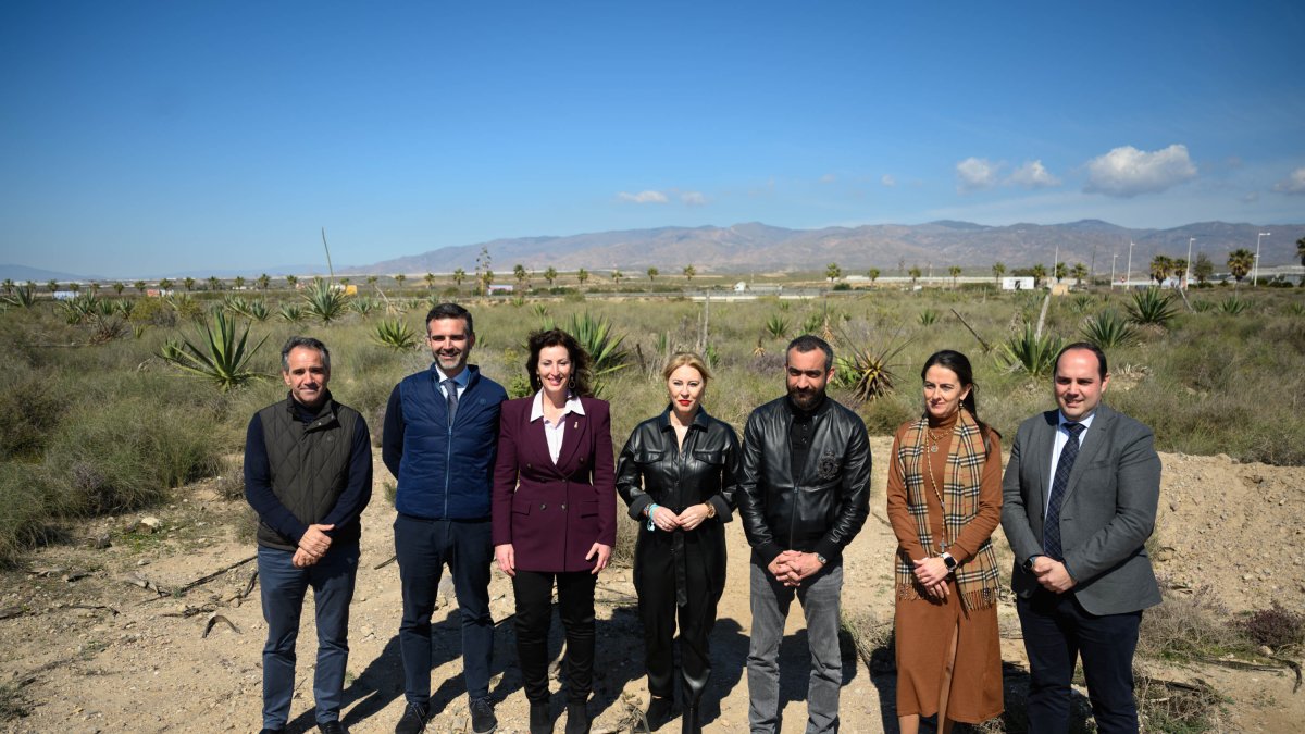 Foto de familia de la presentación de la venta de los suelos