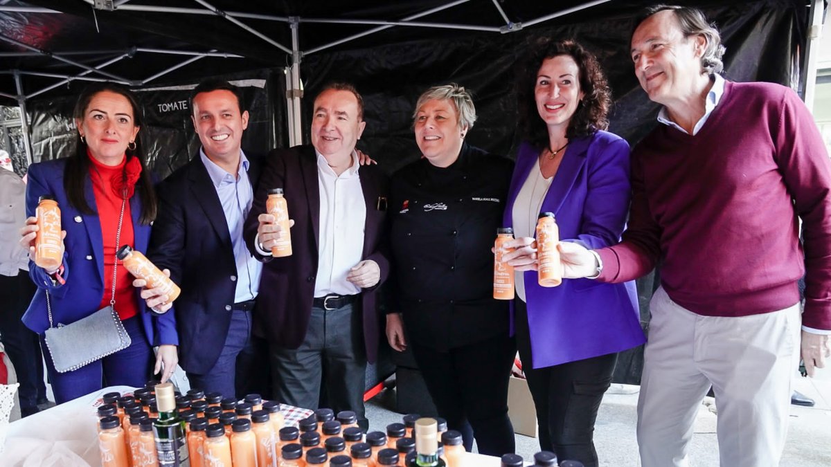 Autoridades posando con el gazpacho de Mariela Pérez, en uno de los stand de \'Sabores Almería\'.