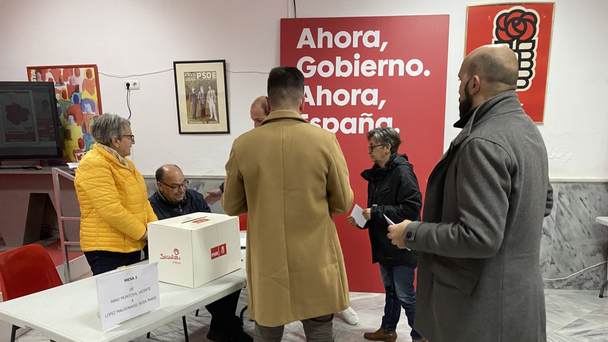 Votaciones en la sede local de la calle Horno.