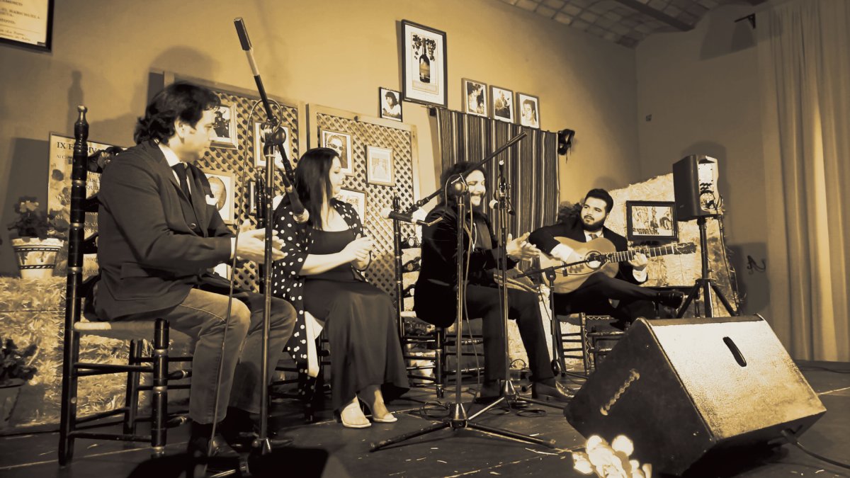 El cantaor Antonio Reyes durante su actuación en Adra.