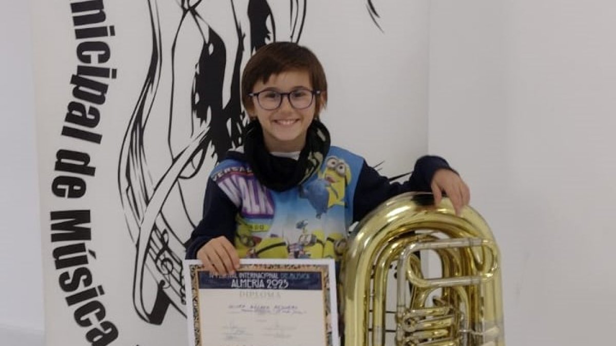 Oliver Málaga Mesonero con su premio especial del Festival Internacional de Música.