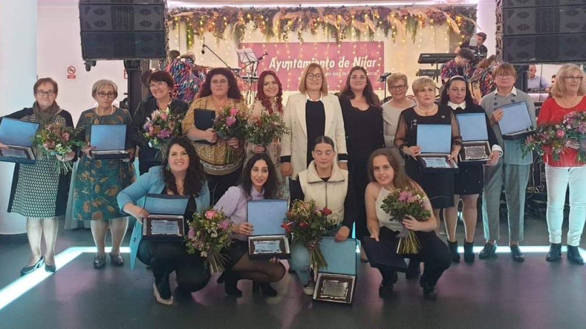 La alcaldesa de Níjar, Esperanza Pérez Felices, junto a las mujeres premiadas.