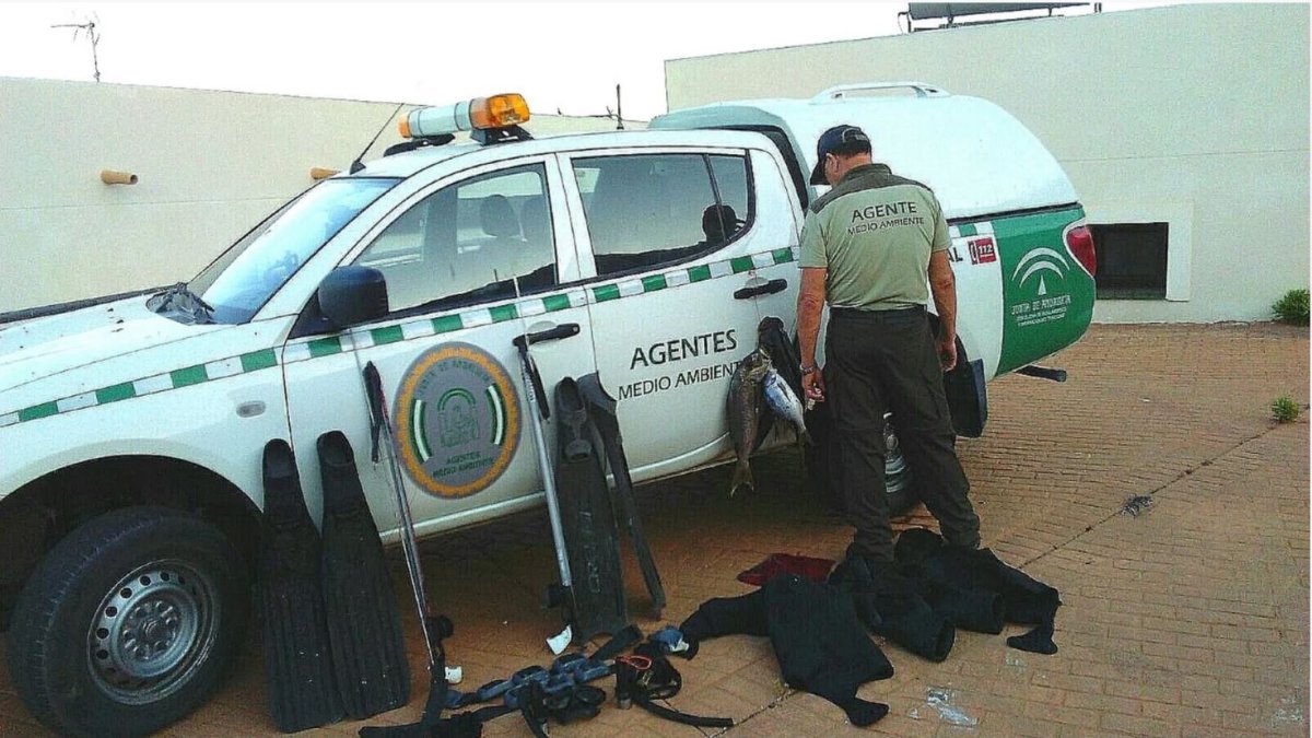 Imagen de archivo de agentes de Medio Ambiente en una operación relacionada con la pesca ilegal.