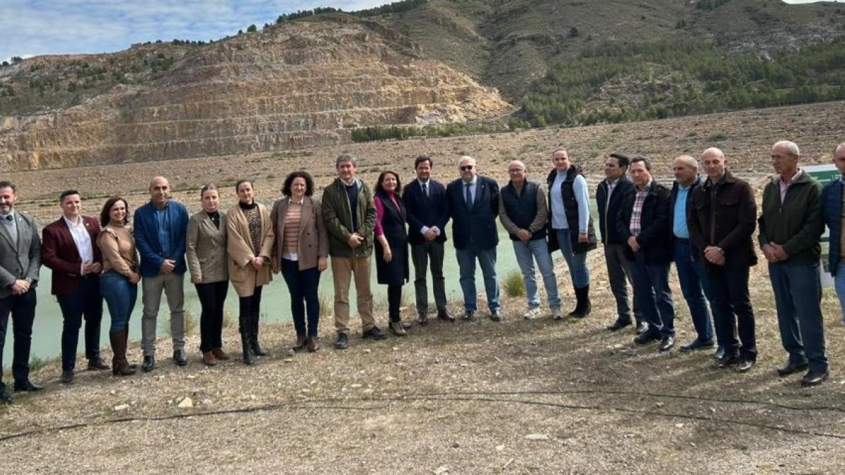 Autoridades y miembros de la Junta Central de Usuarios del Poniente durante la visita al embalse de Benínar.