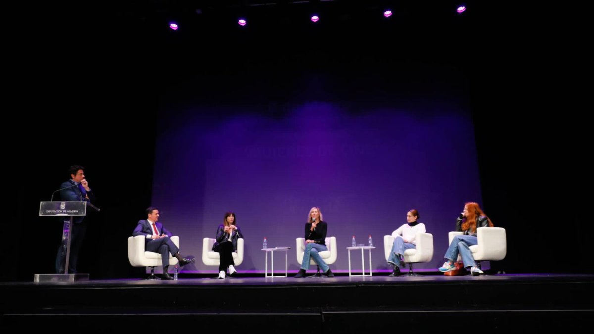 Javier A. García, Bárbara Goenaga, Marta Robles, Mina El Hammani y Inés de León han participado en el encuentro, moderado por Juan Gabriel García.