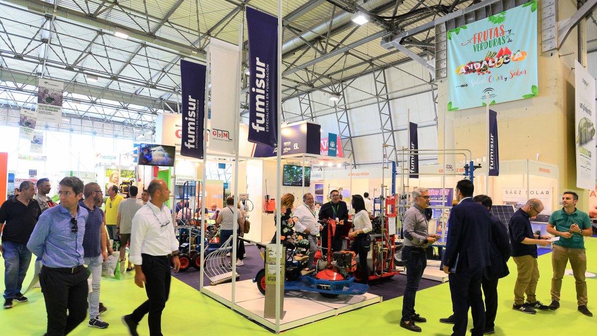 Agricultores, conociendo de primera mano los productos y servicios de una empresa expositora