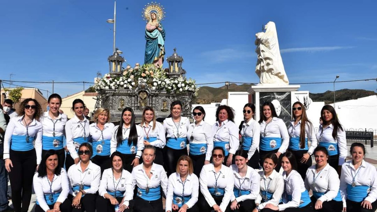Mujeres portadoras de la Santísima Virgen del Río el Domingo de Ramos de 2022. Foto: Pepe Alonso