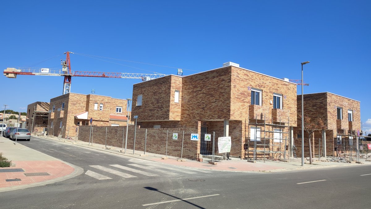 Construcción de casas junto a la Universidad.