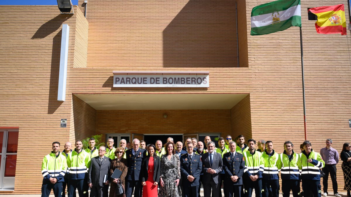 Foto de familia de bomberos y autoridades este miércoles en Almería