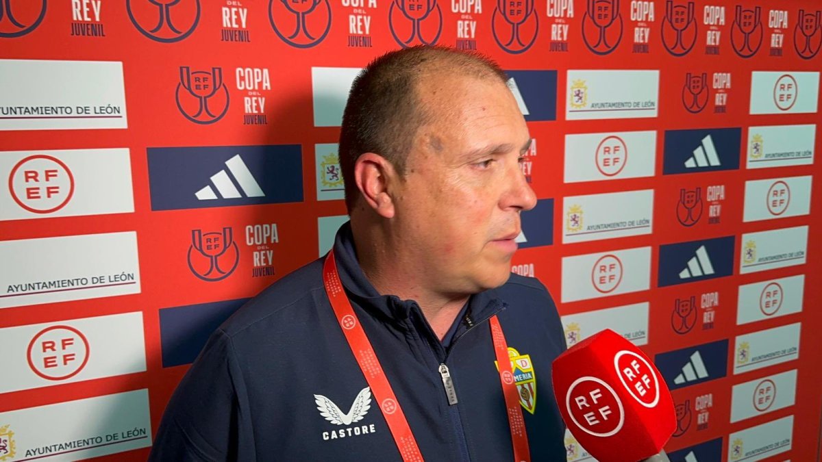 Lasarte atendiendo a la Real Federación en el Reino de León.