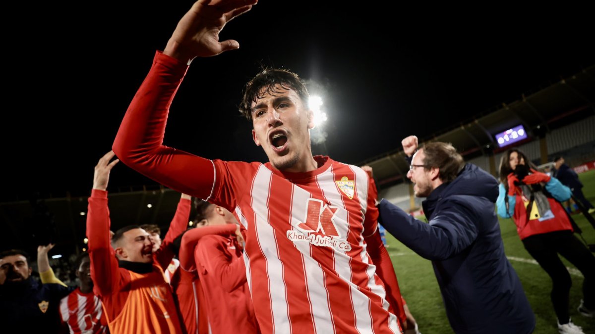 Rachad celebrando la victoria del Almería frente al Deportivo.
