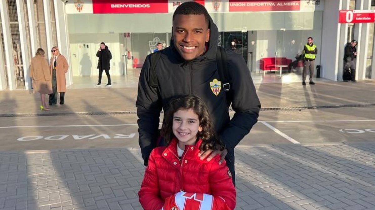 Detallazo de Akieme regalándole su camiseta a la pequeña Amalia.