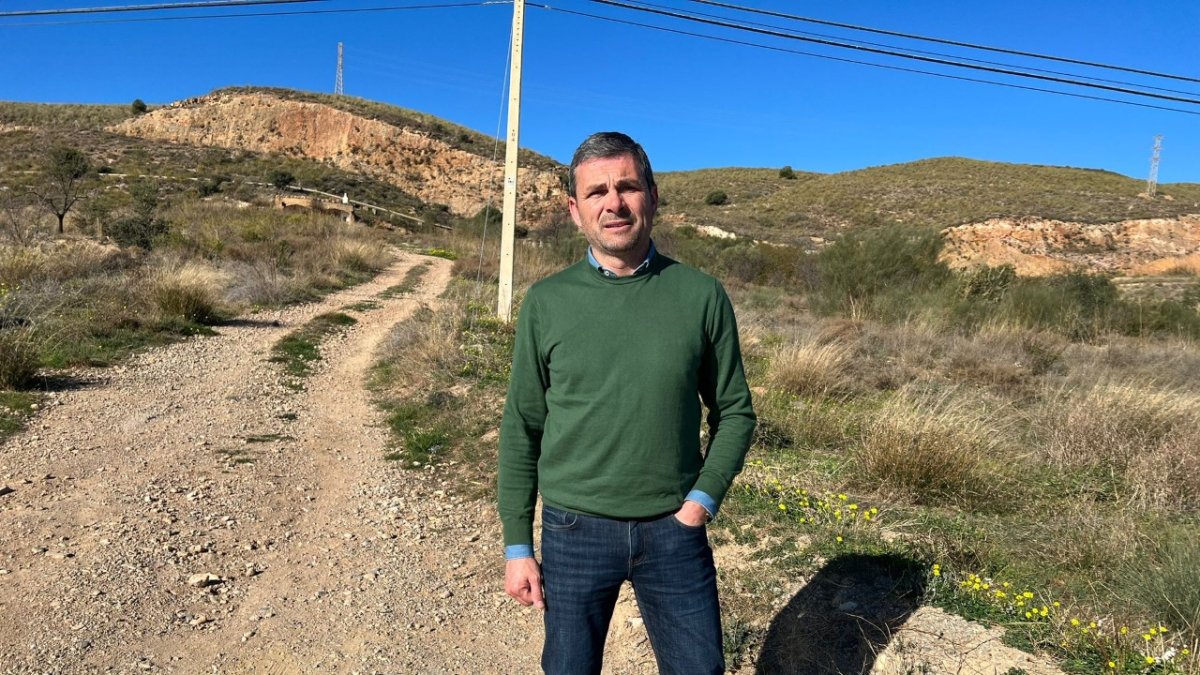 El alcalde, Francisco Reyes, en los nuevos terrenos que ha comprado el municipio.