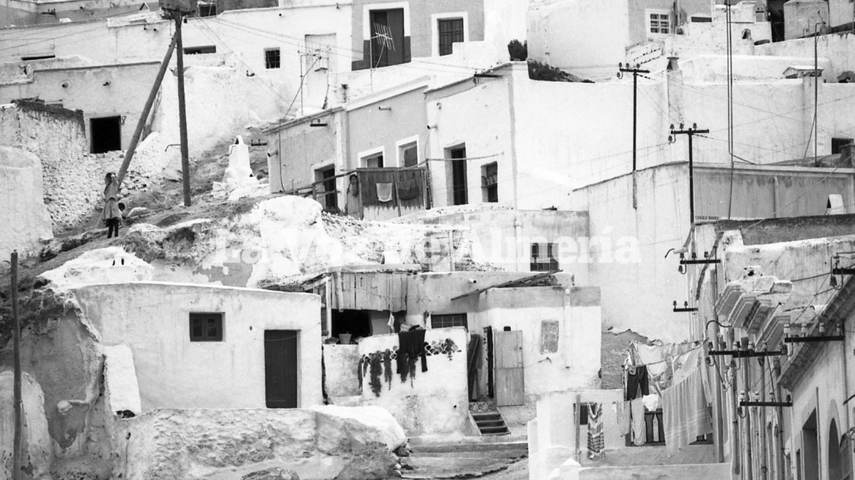 En el barrio de la Chanca la construcción de viviendas en las pendientes del cerro con la aparición de nuevas calles obligó a ponerle nombres.