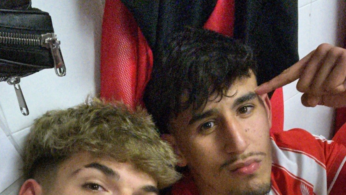 El portero Bruno Iribarne y el goleador Rachad en el vestuario.