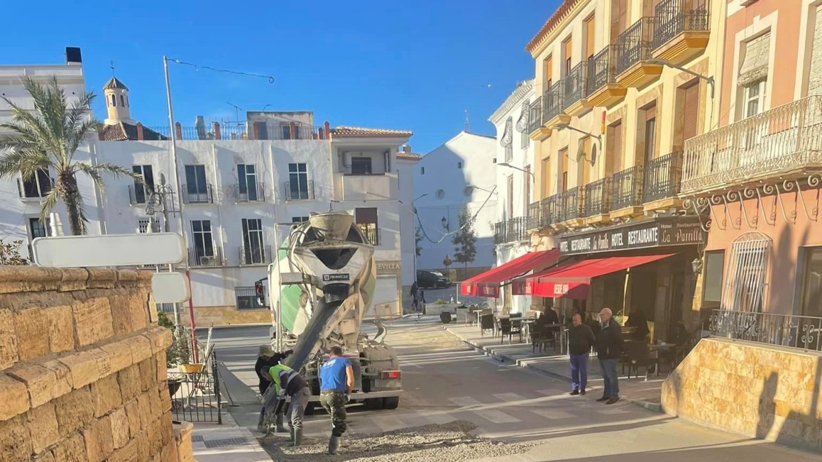 Labores de hormigonado de la plaza Mayor de Albox.