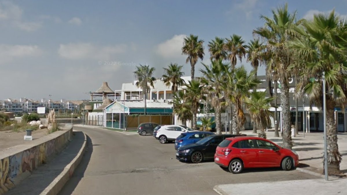 Imagen de la zona en la que está ubicado el negocio de ocio nocturno precintado.