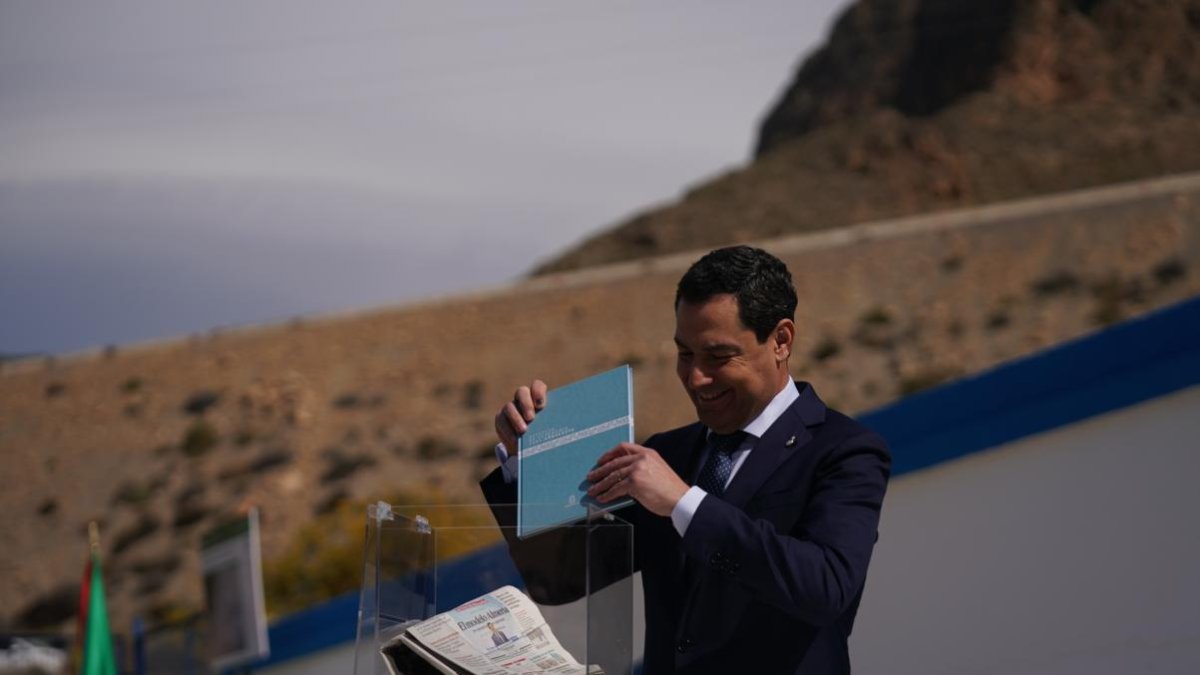 Juanma Moreno, ante la urna de la primera piedra, donde se ha depositado un ejemplar de hoy de La Voz.