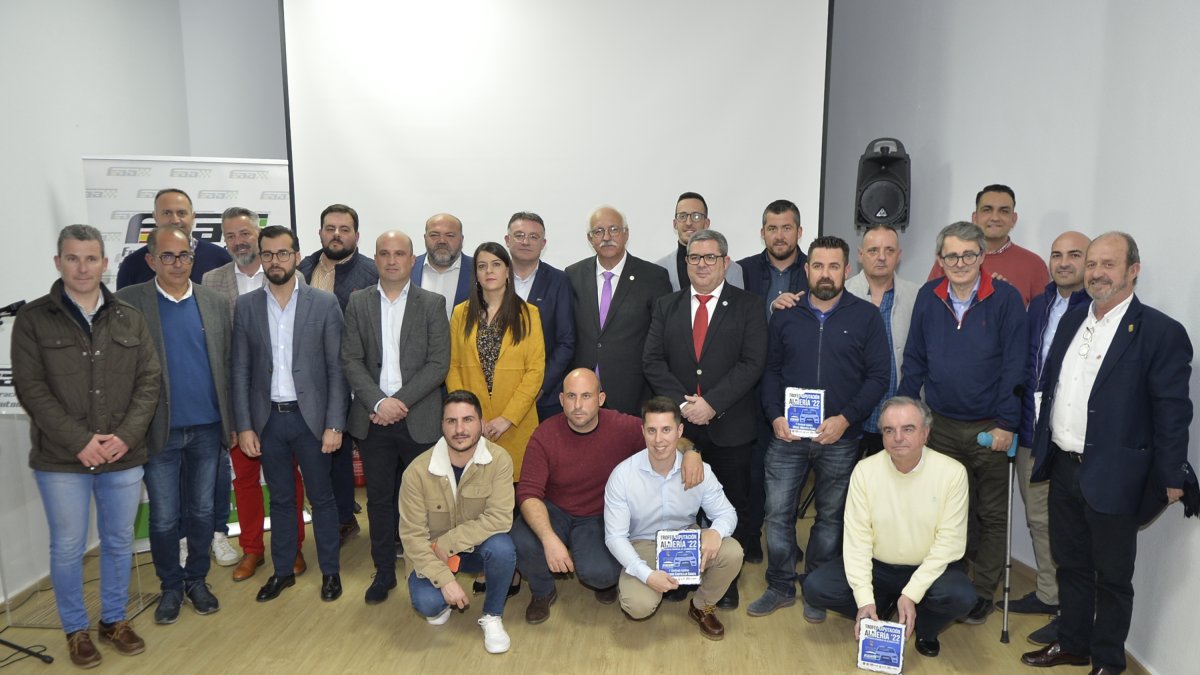 Las autoridades con los premiados ayer en Enix