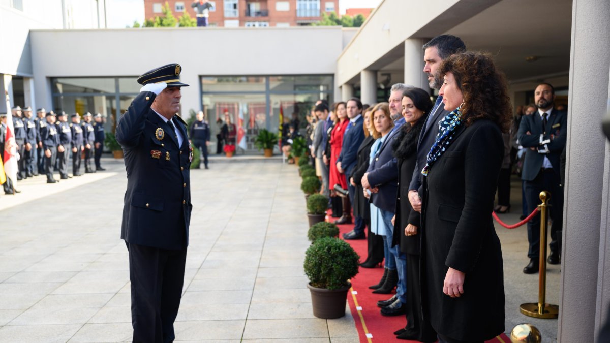 Jorge Quesada saluda a la alcaldesa en el último patrón de la Policía Local