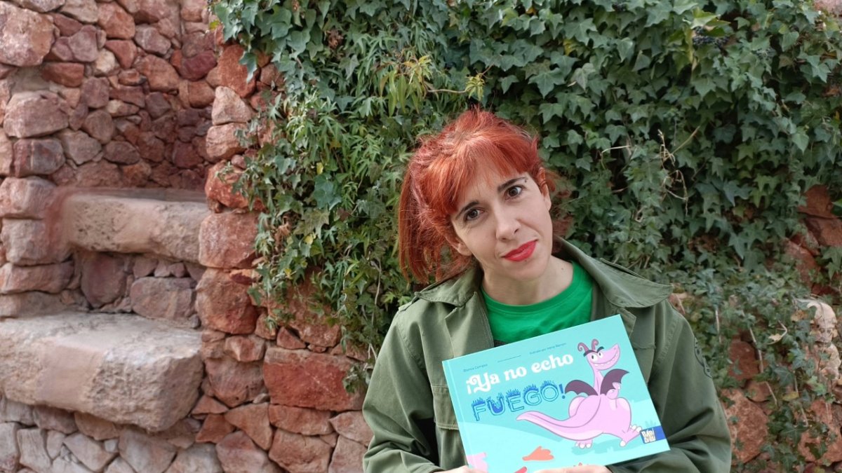 Blanca Campos con su primer libro, el cuento infantil ‘¡Ya no echo fuego!’.