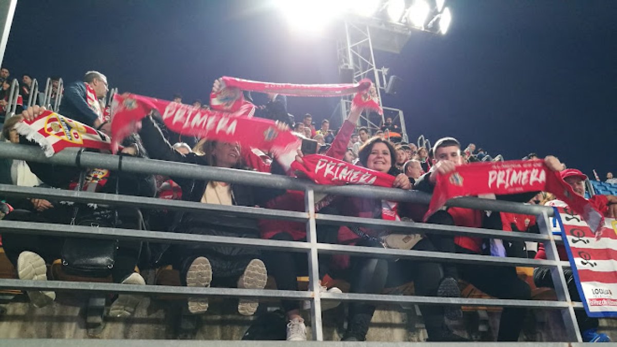 En mayor o menor número, la hinchada rojiblanca nunca falta.