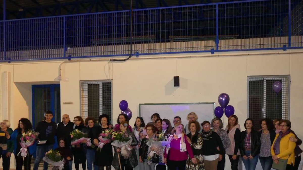 Foto de familia con las premiadas y familiares.