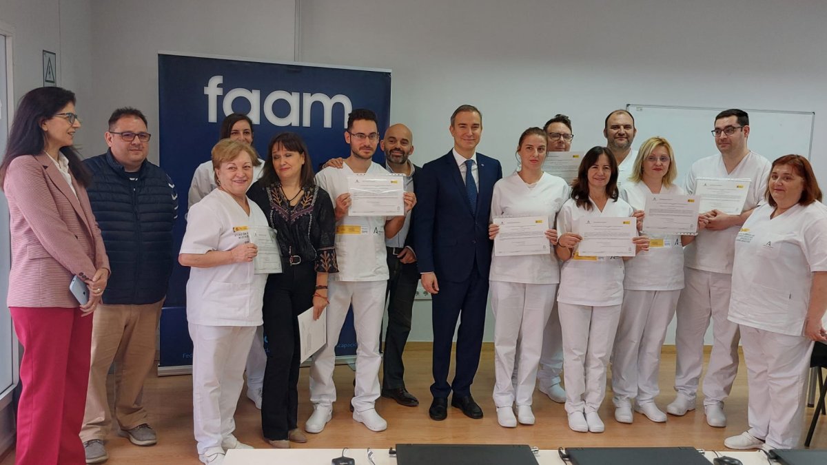 García y Sola con los participantes que han superado la primera etapa