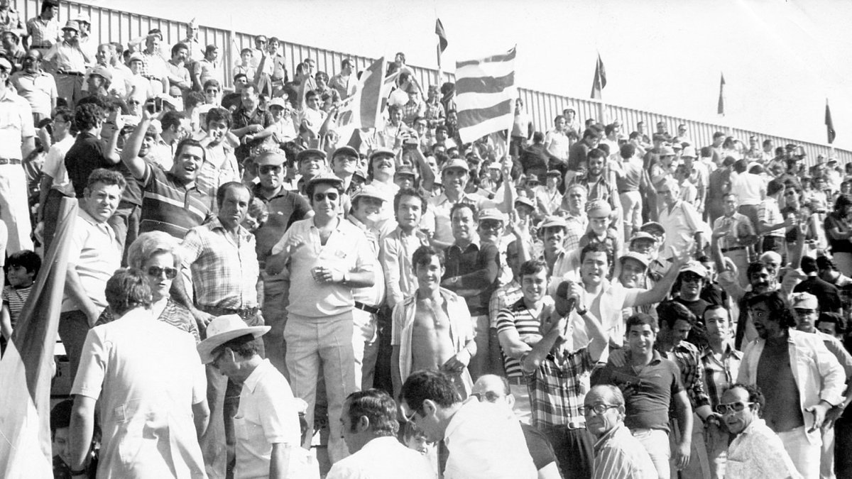 En la grada de preferencia colocaban las banderas de los equipos por orden de clasificación.