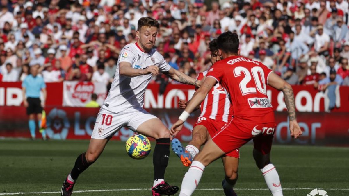 Una jugada del partido en Sevilla.