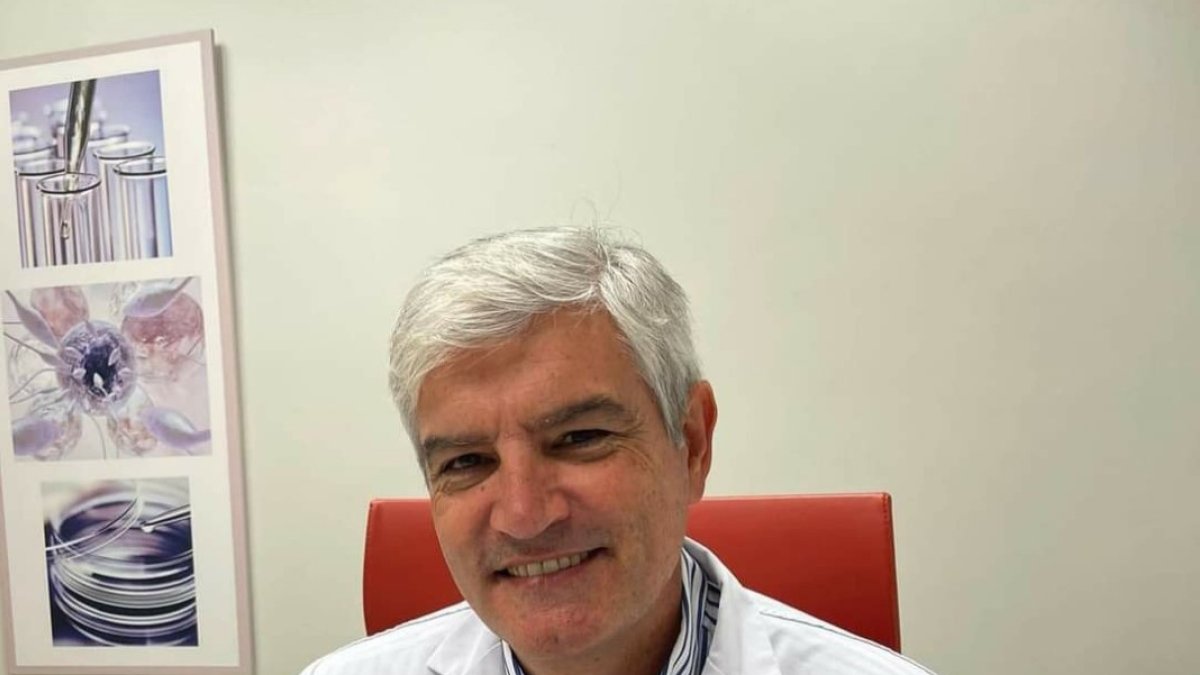 Dr. Miguel Aragón en su consulta.