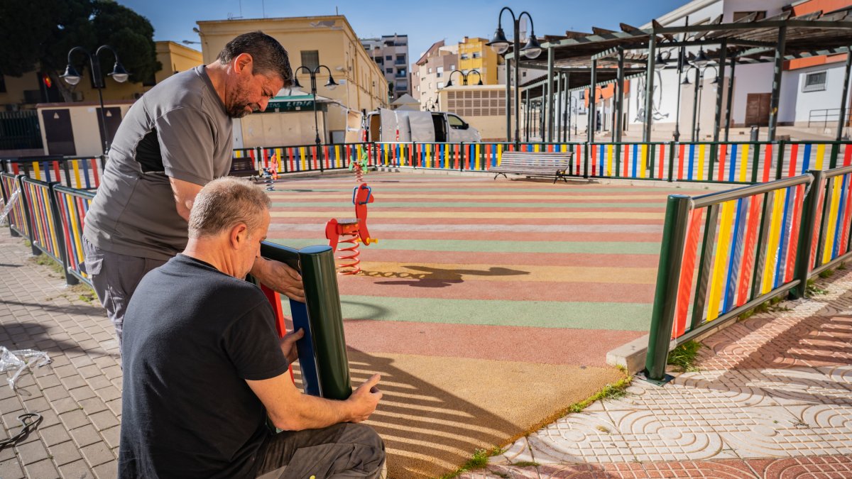 Operarios del Ayuntamiento de Roquetas durante los trabajos de vallado en uno de los parques infantiles de Roquetas de Mar.
