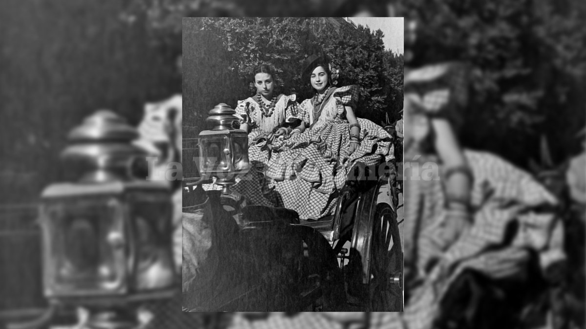 Dos muchachas con sus espléndidos vestidos de gitana cuando era una moda atravesar el Paseo en un coche de caballos.