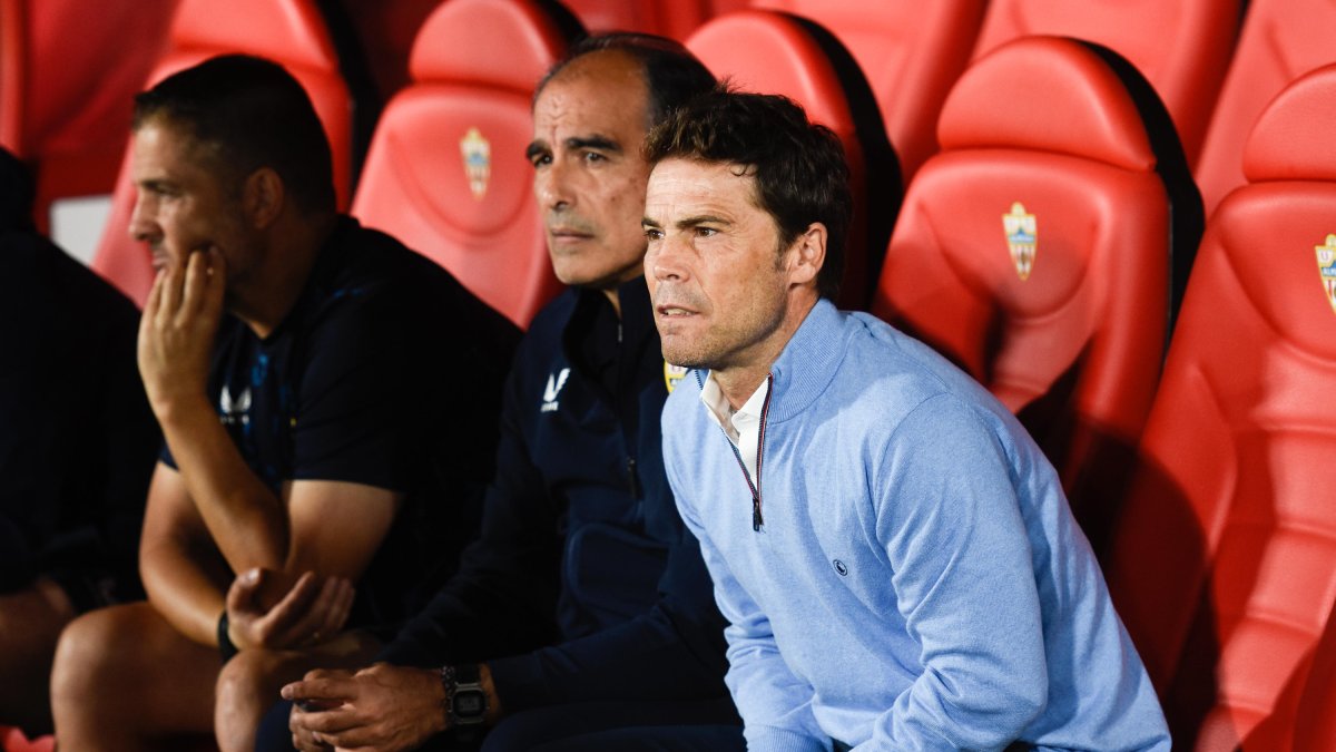 Rubi en el banquillo del Estadio de los Juegos Mediterráneos.