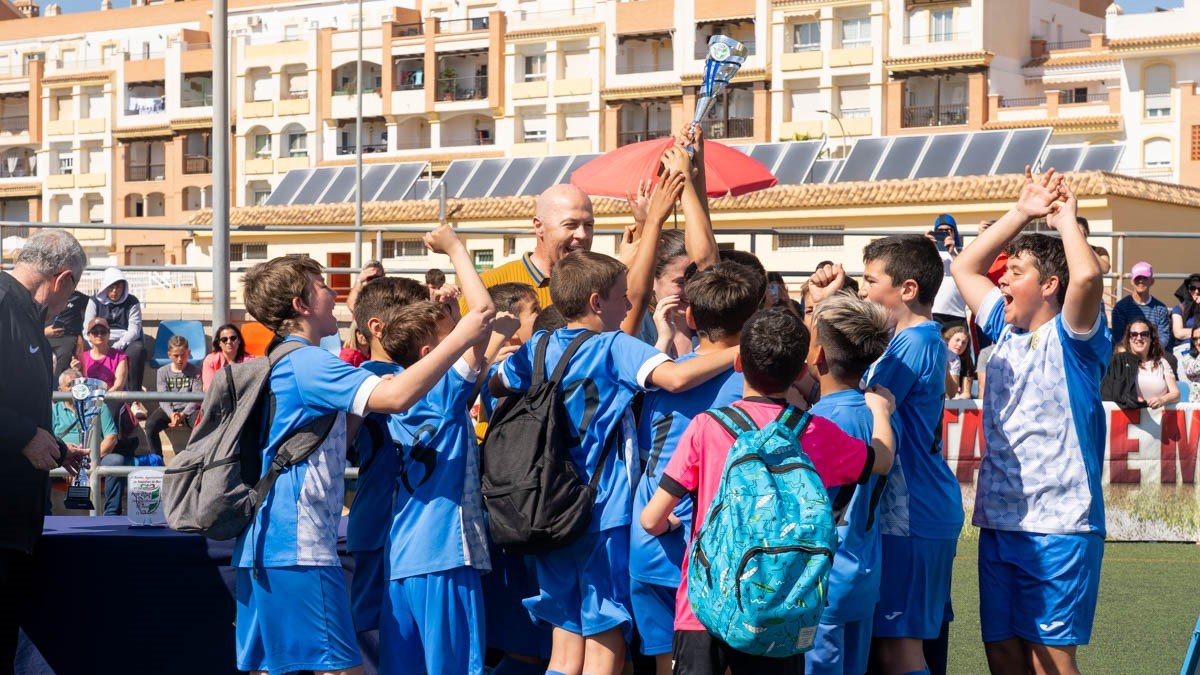 Celebrando el triunfo en el Mundialito de Roquetas.