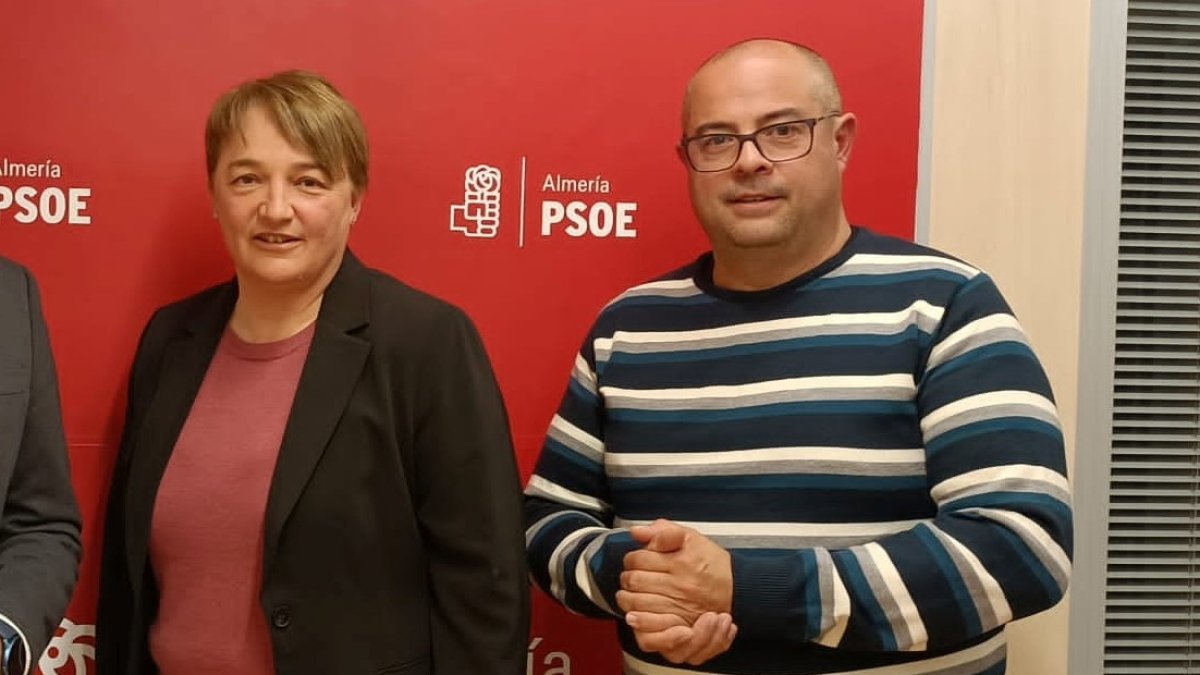 La nueva candidata del PSOE en Fines, Mari Ángeles Martos, junto al anterior candidato..