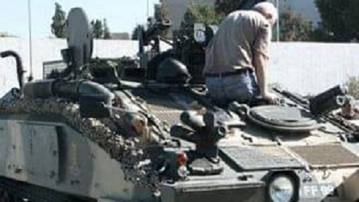 El hombre del tanque marrón.