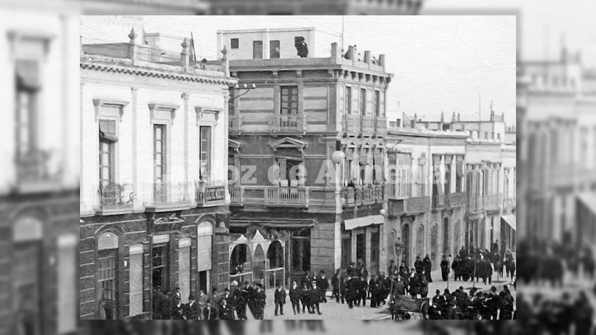 El edificio del Hotel Inglés ocupaba dos plantas en una manzana estratégica que daba al Paseo, a la calle de Aguilar de Campóo y al Mercado Central.