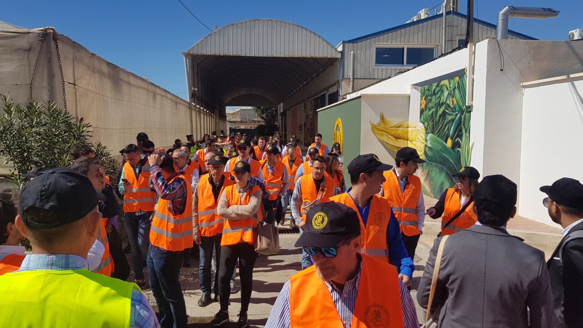 Un grupo de congresistas durante la visita a una explotación con control biológico