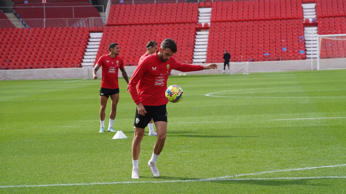 Álex Centelles va a tener más continuidad por la lesión de Sergio Akieme.